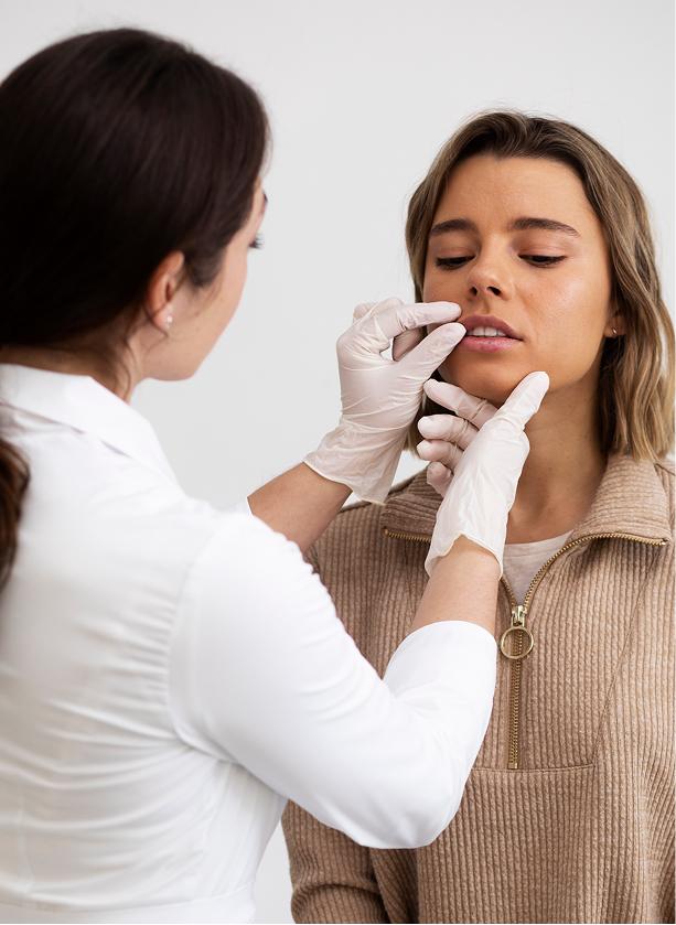 عوارض فیلر لب؛ کدام علائم طبیعی‌اند و چه زمانی باید به پزشک مراجعه کرد؟