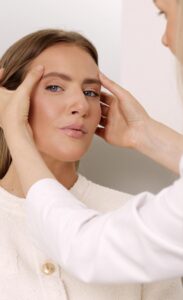 عوارض بوتاکس خط اخم چیست؟ و چه زمانی باید به پزشک مراجعه کرد؟