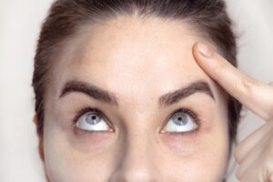 عوارض بوتاکس خط اخم چیست؟ و چه زمانی باید به پزشک مراجعه کرد